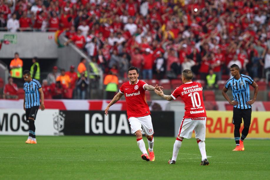 O chileno Aranguiz comemora com DAlessandro o gol contra o Grêmio, no Beira Rio. | Roberto Vinicius/Folhapress
