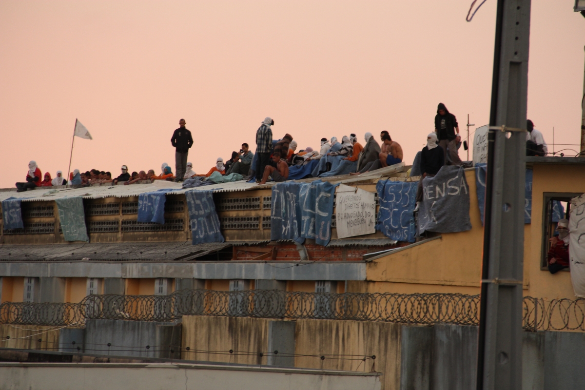 Presos seguem no telhado da Penitenciária Estadual de Cascavel, no Oeste do Paraná | Mateus Barbieri/Jornal Hoje