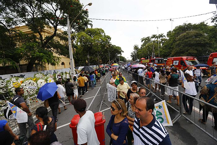 Centenas de pessoas enfrentaram a chuva para prestar homenagem a Eduardo Campos durante o velório em Recife | Ricardo Moraes / Reuters