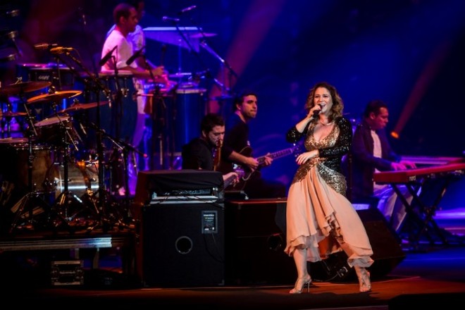 Cantando e dançando, Maria Rita levantou o público em Curitiba |