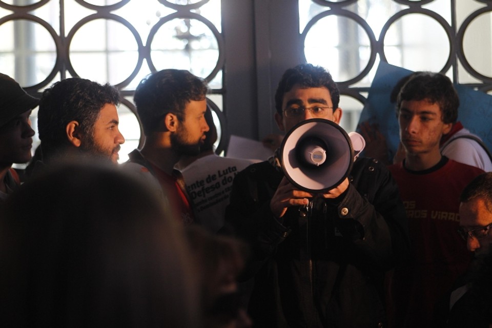 Manifestantes contrários à adesão protestaram na Reitoria | Jonathan Campos/Gazeta do Povo