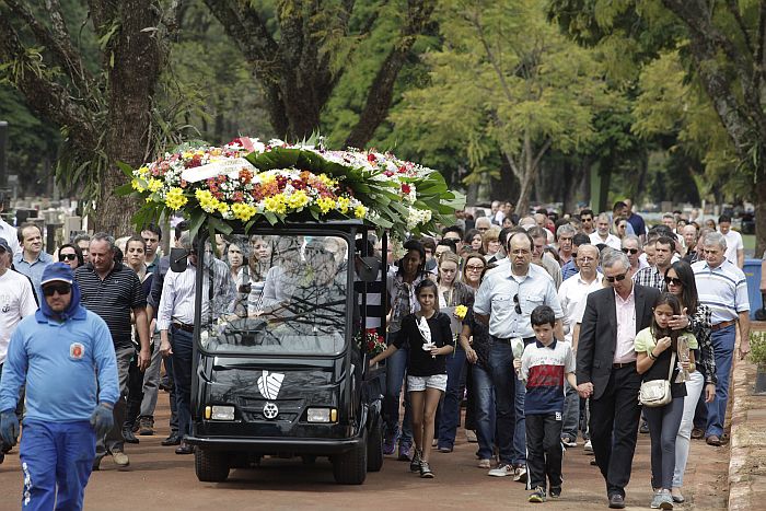 O piloto Marco Martins foi enterrado no Cemitério Municipal de Maringá | Walter Fernandes / Gazeta do Povo