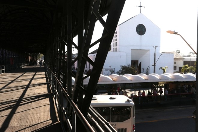 O Santuário do Carmo visto do terminal. Integração entre os dois espaços estava fadado ao fracasso. Ao chegar, em 1997, o padre Luiz Alberto Kleina enxergou a possibilidade de fazer dali um centro de peregrinação. Hoje, a cada mês, só nas quartas-feiras de novenas o local vê passar 60 mil pessoas.