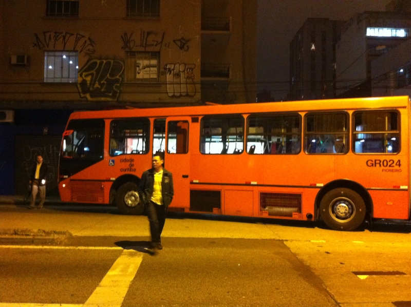 Ônibus quebra no cruzamento entre a R. Pedro Ivo e a Av. Mal. Floriano | Naiady Piva/Gazeta do Povo