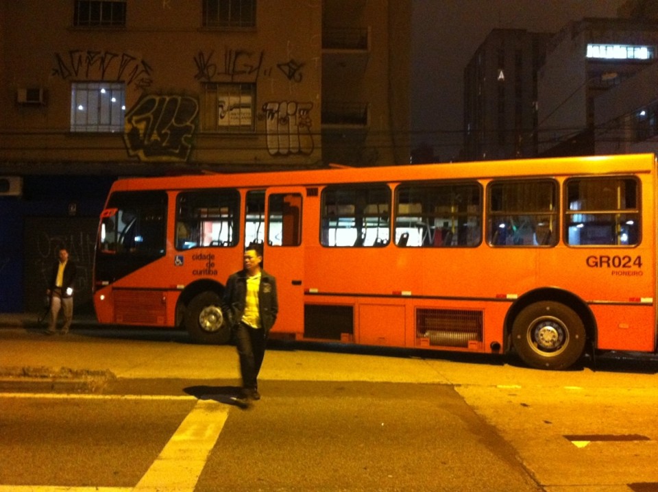 Ônibus quebra no cruzamento entre a R. Pedro Ivo e a Av. Mal. Floriano | Naiady Piva/Gazeta do Povo