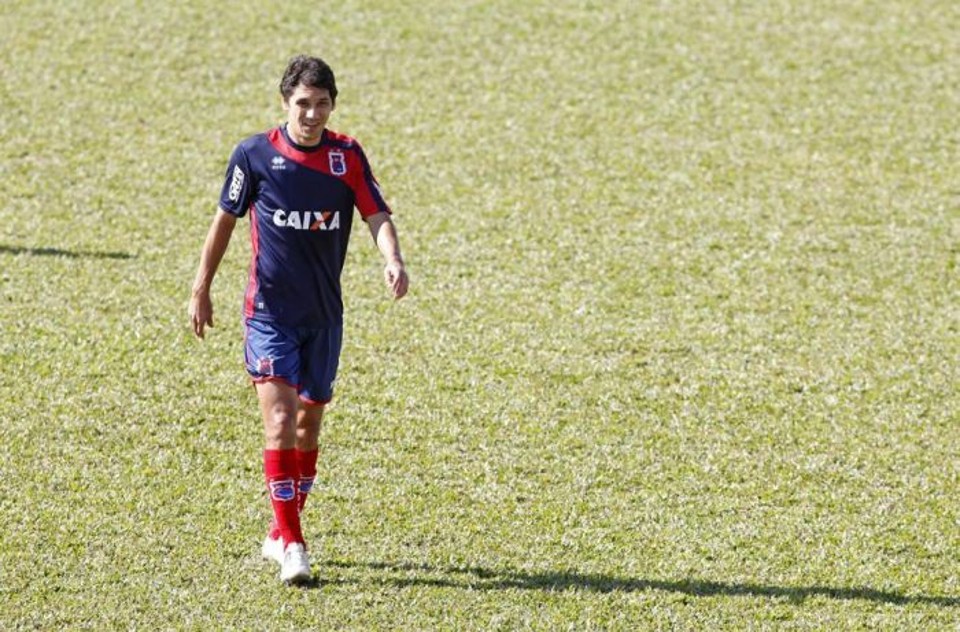 Lucio Flavio sentiu a coxa esquerda e pode desfalcar o Paraná diante do Icasa | Antonio More / Gazeta do Povo