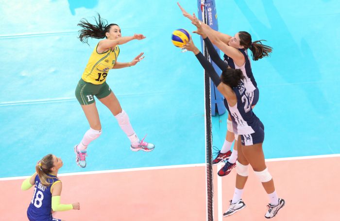 Sheilla encara o bloqueio dos EUA na vitória desta sexta-feira | Divulgação FIVB