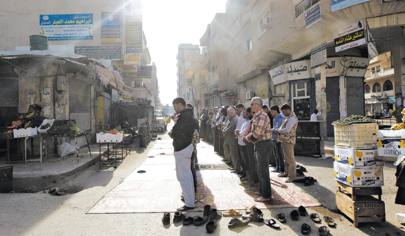 Sob a ordem do regime fundamentalista do Estado Islâmico em Raqqa, os comerciantes têm a obrigação de fechar as suas lojas nos horários das preces | Reuters