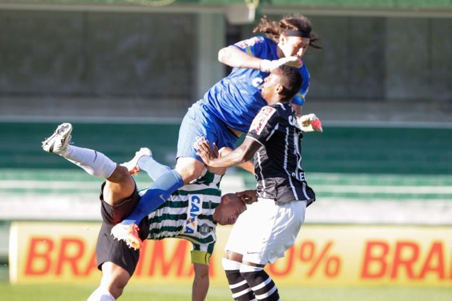 Alex tromba com o goleiro Cássio na partida entre Coritiba e Corinthians | 