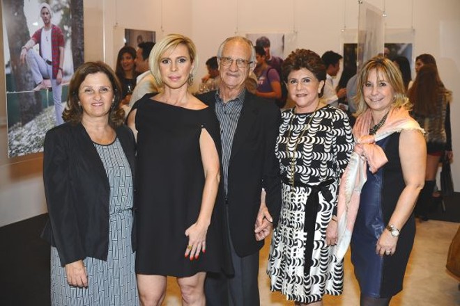 A jornalista Ana Clara Garmendia (de vestido preto) com Simone Soifer (1ª à esq.), o casal Marins e Norma Camargo e Rosane Soifer no coquetel de abertura da mostra de street style #BOYS, no Pátio Batel | 