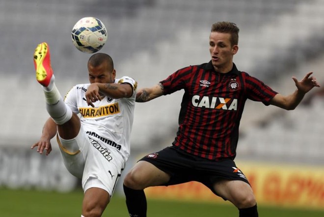 Emerson Sheik e Léo Pereira em disputa de bola | 