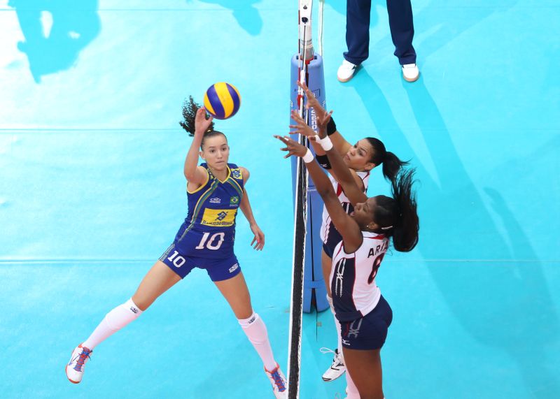 Brasileiras alcançaram a oitava vitória no campeonato; titulares foram poupadas. | Federação Internacional de Voleibol