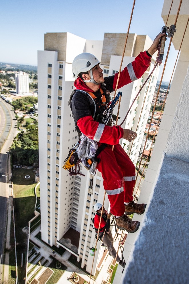 Alpinistas industriais limpam paredes no Campo Comprido | 