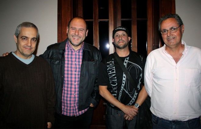 O escritor e cineasta José Roberto Torero (à esq.), o produtor e ator João Luiz Fiani (de xadrez) e os cineastas Estevan Silvera e Pedro Merege, diretores do curta-metragem Lulu a Louca, inspirado em conto homônimo de Dalton Trevisan, no lançamento realizado quarta-feira no Paço da Liberdade |