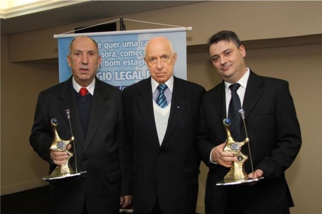 O desembargador Guilherme Luiz Gomes, presidente do Tribunal de Justiça do Paraná (à esq.), e o coordenador de RH do HSBC, Helton Bordin, confraternizam com o presidente do CIEE/PR, Arwed Kirschgässner (ao centro), na prestigiada solenidade de entrega do troféu Parceiros do CIEE/PR, quarta-feira |