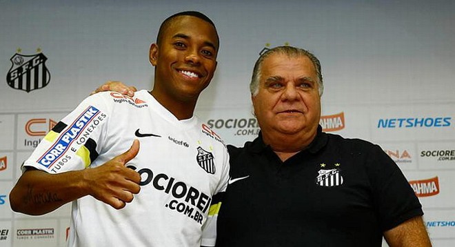 Robinho:Clube: Santos. Idade quando chegou: 25 anos e 30 anos. No primeiro retorno ao Santos, Robinho não poderia ser considerado exatamente um veterano pela idade, mas sim pela bagagem. Após um bom começo no Real Madrid, caindo de produção, e de uma má passagem pelo Manchester City, o Rei das Pedaladas voltou ao Santos que o revelou. Os 26 anos completados nesta passagem foram o bastante para se tornar uma espécie de líder do time de garotos do Santos que tinha Neymar e Ganso estourando. Colaborou com o título paulista e da Copa do Brasil de 2010. Acabou assinando com o Milan na janela do meio do ano. Agora, aos 30, retorna ao clube emprestado pelo próprio Milan, após temporadas apagadas. |