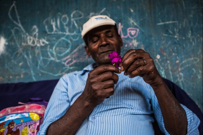 Seu Flozindo e a flor |