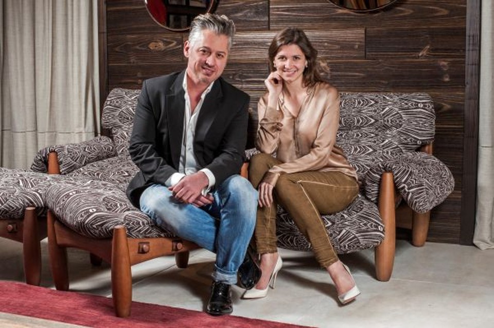 A Poltrona Mole, criação do genial Sérgio Rodrigues, será um dos destaques da Sala Brasileiríssima, ambiente da designer de interiores Janaína Macedo na Casa Cor Paraná deste ano. A peça ganhou revestimento em tricô do estilista catarinense radicado em Curitiba Charlye Madison (com ela na foto) | Divulgação