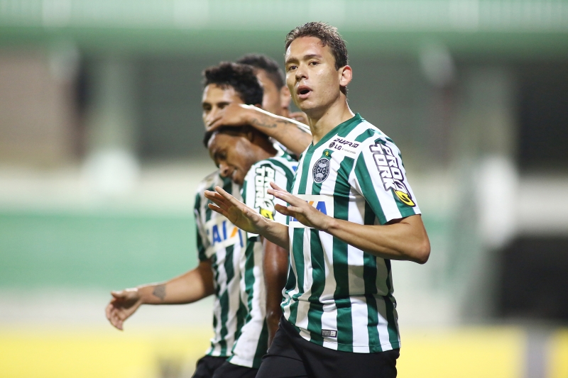 O contestado atacante Keirrison pediu calma aos críticos após fazer o segundo gol do Coritiba sobre o Paysandu ontem no Couto Pereira | Giuliano Gomes/ Gazeta do Povo