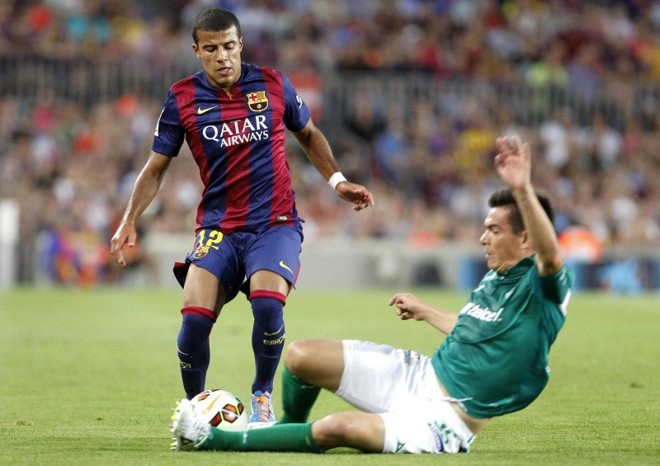 O brasileiro Rafinha Alcântara participa do jogo contra o León FC no Camp Nou | 