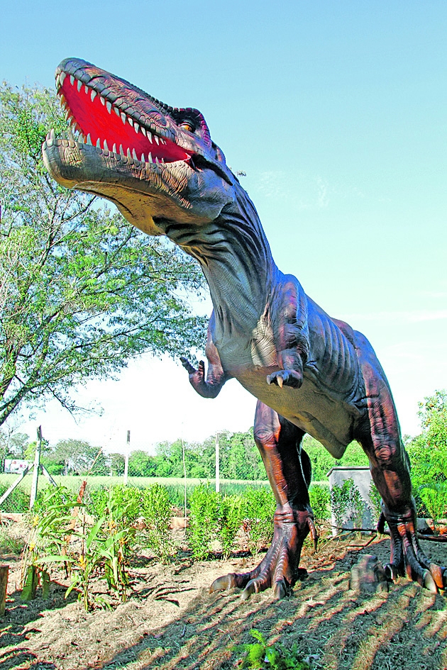 As réplicas dos dinossauros em tamanho real fazem sucesso com as crianças | Christian Rizzi/Gazeta do Povo