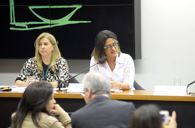 Meire (de branco) trabalhou por quatro anos com Youssef | Pedro França/Agência Senado