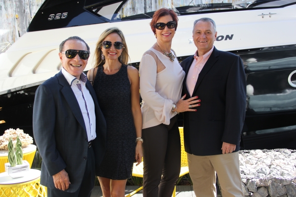 O presidente do Graciosa Country Club, João Carlos Ribeiro, com sua namorada, Adriana Winter (ambos à esq.), o vice-presidente Glaucio Bley Filho e sua mulher, Karina Bley, conferiram em primeira mão, no sábado, junto com outros membros da diretoria do clube, a Casa Cor Paraná, da qual são co-anfitriões | Lucas Lopes