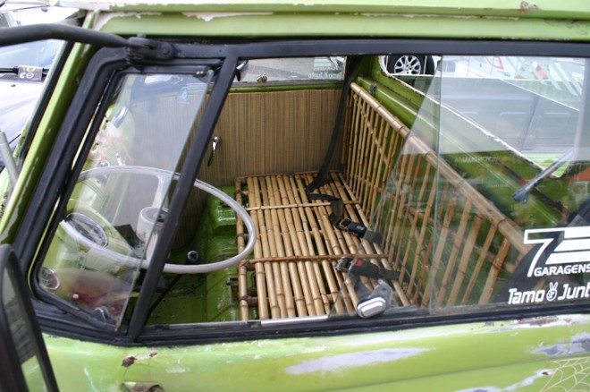 Kombi personalizada com assento feito de bambu | 