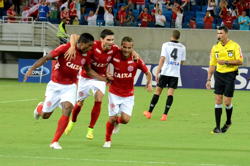 O ex-paranista Rodrigo Pimpão (centro) comemora com os companheiros o primeiro gol do América-RN na Arena das Dunas | Frankie Marcone/ Futura Press/Folhapress