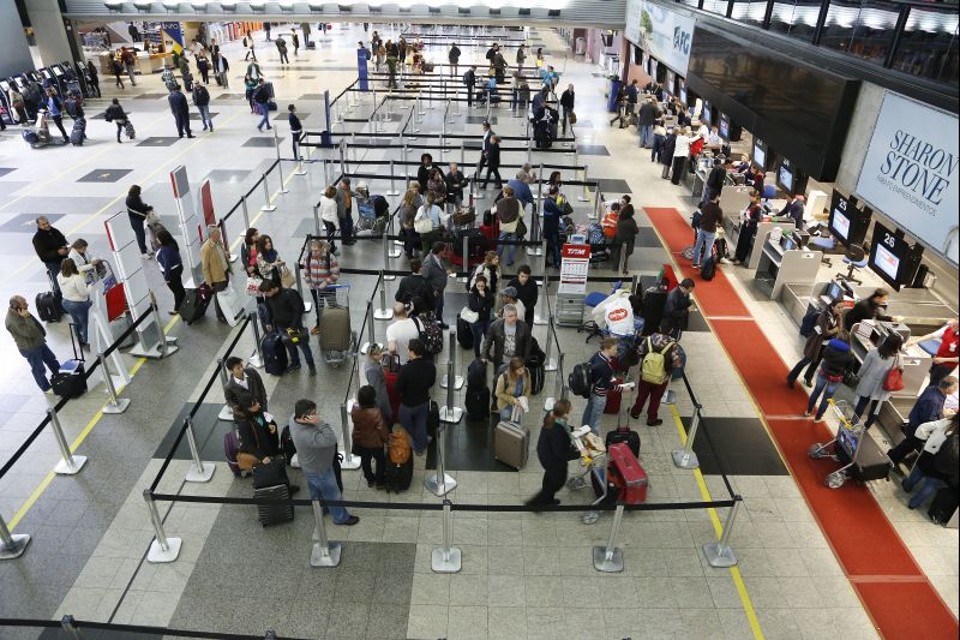 Levantamento de agência de viagens mostra que a saída na segunda-feira pode custar até 30% mais do que nos outros dias | Henry Milleo/Gazeta do Povo.