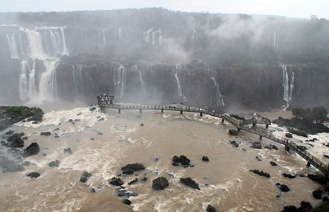 Detalhes do canyon do Parque Nacional do Iguaçu ficam mais evidentes, assim como todo o conjunto de 275 saltos |