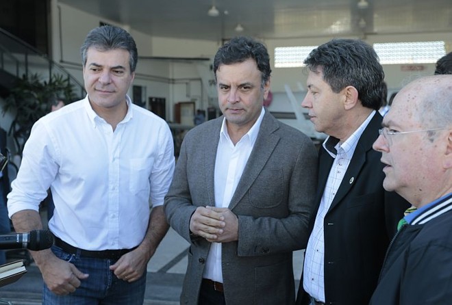 Candidato à Presidência da República andou pelas ruas do centro da capital paranaense |