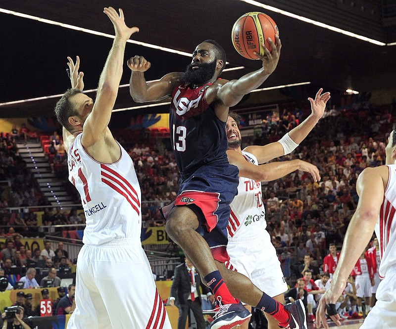 James Harden parte para cima da defesa turca | Alfredo Aldai / EFE