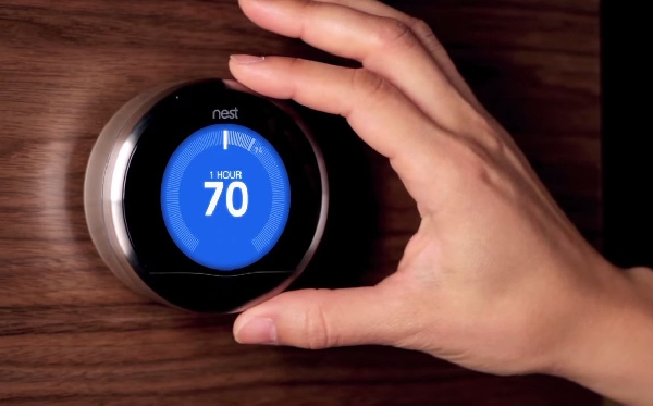 Tudo conectado: Não são somente os donos de smartphones que estão conectados a todo momento. Cada vez mais produtos e aparelhos saem de fábrica dotados de sensores (foto) que permitem o envio de informações em tempo real, além do monitoramento e controle à distância. A chamada internet das coisas se beneficiou, e muito, do barateamento deste tipo de tecnologia somente nos últimos cinco anos, o preço médio dos sistemas microeletromecânicos (MEMS, da sigla em inglês) diminuiu até 90%. A companhia Cisco prevê que, daqui a seis anos, teremos mais de 50 bilhões de dispositivos conectados à internet, desde os mais óbvios, como celulares e computadores, até roupas, peças de automóveis e contêineres.Na prática: As possibilidades são imensas e contemplam os mais variados setores, desde a automação industrial e monitoramento residencial até agropecuária. Uma startup holandesa dotou vacas de sensores que avisam automaticamente ao criador quando elas estão prenhes ou doentes. A União Europeia já planeja tornar obrigatório um sistema de e-chamada em veículos, que faz automaticamente uma ligação de emergência para órgãos de socorro caso o carro se envolva em um acidente. | Divulgação