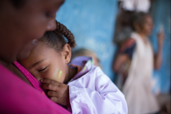 A pequena Gabriela tenta se esconder da câmera |
