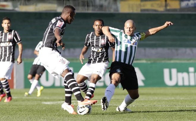 Alex, do Coritiba, é marcado pelos jogadores do Corinthians | 