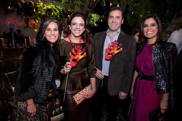 Ana Ferrell (de casaco preto, à esq.), diretora de Branding & Comunicação de O Boticário, Isabella Wanderley (de marrom), diretora de Marketing de Produto, Artur Grynbaum, presidente do Grupo Boticário, e a diretora executiva da marca, Andrea Mota, na apresentação da nova coleção Primavera-Verão de maquiagem e perfumaria Make B. Tropical Colors. O evento, na quarta-feira, foi no Auditório do Ibirapuera, em São Paulo | Midori De Lucca