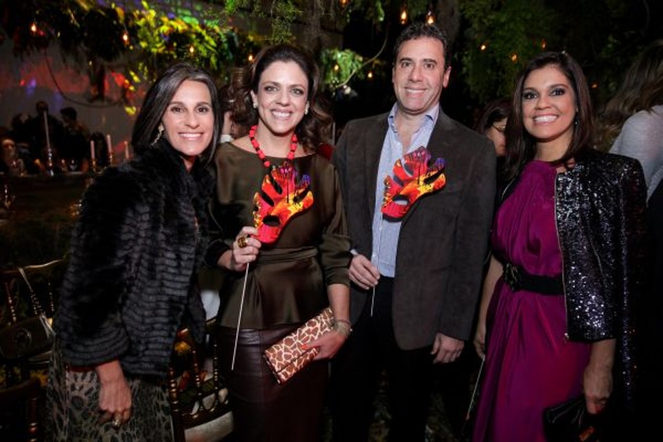 Ana Ferrell (de casaco preto, à esq.), diretora de Branding & Comunicação de O Boticário, Isabella Wanderley (de marrom), diretora de Marketing de Produto, Artur Grynbaum, presidente do Grupo Boticário, e a diretora executiva da marca, Andrea Mota, na apresentação da nova coleção Primavera-Verão de maquiagem e perfumaria Make B. Tropical Colors. O evento, na quarta-feira, foi no Auditório do Ibirapuera, em São Paulo | Midori De Lucca