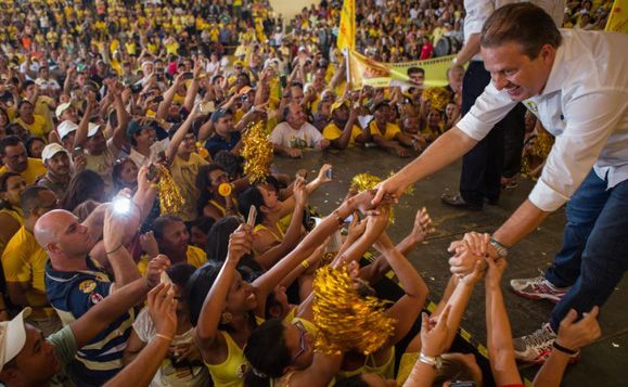 Eduardo Campos (PSB) esteve em São Paulo, onde recebeu uma carta de apoio, reivindicações e compromissos do grupo de jovens | Divulgação