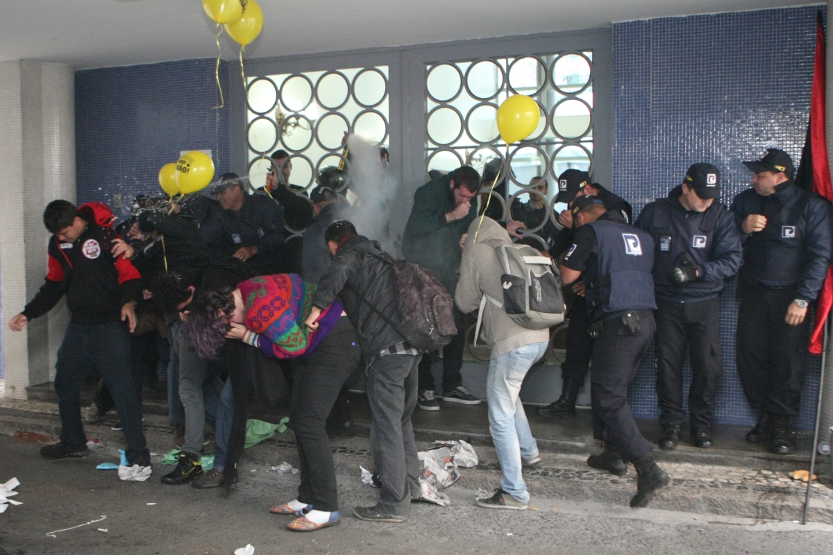 No primeiro confronto do ato, manifestantes que bloqueavam a entrada do local da sessão do Coun foram dispersados por policiais federais | Aniele Nascimento/Agência de Notícias Gazeta do Povo