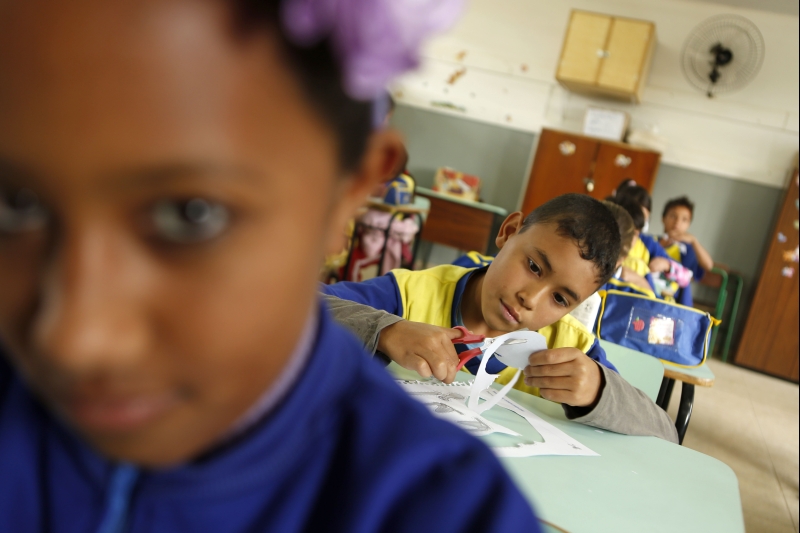 Alunos de escola municipal de Contenda, onde o material didático utilizado é feito por uma rede de ensino privada | Fotos: Marcelo Andrade/ Gazeta do Povo