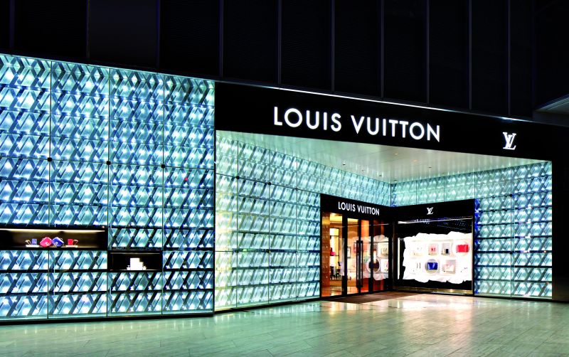 Entre seus projetos mais conhecidos estão a boutique semitransparente da Louis Vuitton, em Singapura (foto da capa), e a Chanel Tower de Tóquio, cuja a fachada é composta por mais de 700 mil lâmpadas LED | Tony/Shutterstock