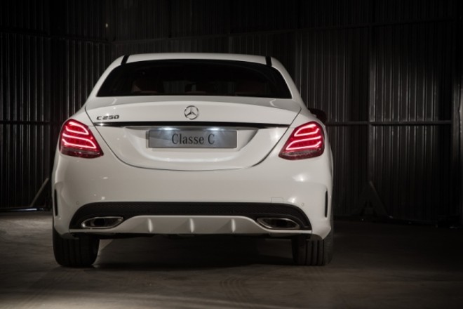 Mercedes traseira: O C250 Sport se difere das outras duas versões no exterior pelas entradas de ar dianteiras maiores, rodas de 18 polegadas, discos de freios perfurados e pinças na cor cinza, duas saídas de escapamento e difusor aerodinâmico traseiro detalhes com a assinatura da preparadora AMG |