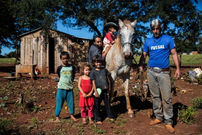 A pequena Eloar, de 2 anos, monta o Mustang ao lado da mãe, Marisa da Silva (27), do pai, Pedro, e dos irmãos Estefani (4), Rosângela (8) e Ângelo (10) |