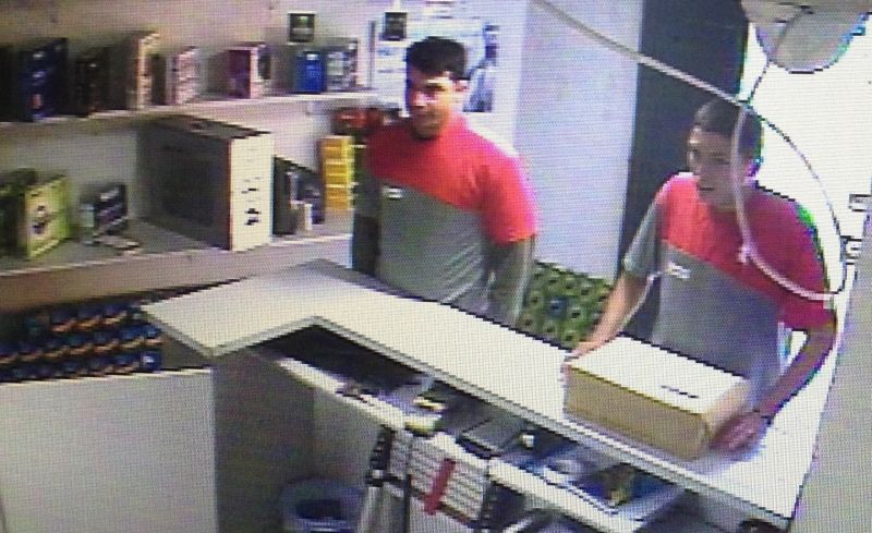 Os dois homens estavam com uniforme de uma transportadora, que não os reconheceu como funcionários | Reprodução