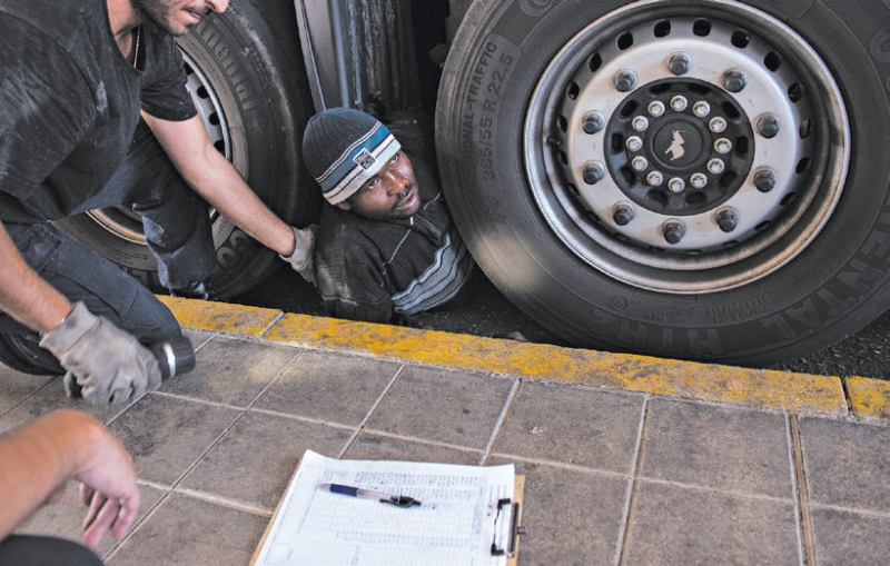O sudanês Ismael foi pego tentando sair da Grécia escondido debaixo de um caminhão | Lynsey Addario/The New York Times