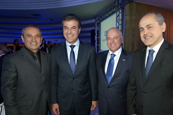 O governador Beto Richa e o prefeito Gustavo Fruet prestigiaram a posse de Antônio Miguel Espolador Neto (à esq.) na presidência da Associação Comercial do Paraná, segunda-feira, no Clube Curitibano. Também na foto, Edson José Ramon, que transmitiu o cargo a Espolador | Suéllen Lima