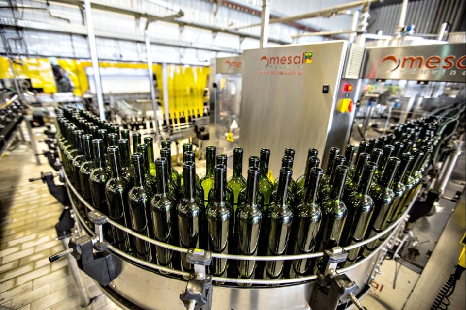 Linha de produção da vinícola Famiglia Zanlorenzi: novos produtos e expansão para outros mercados conferem vigor ao crescimento da empresa, que produz o tradicional vinho Campo Largo | Brunno Covello/Gazeta do Povo