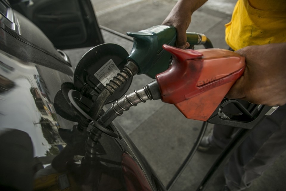 Previsão de economistas é que preços controlados pelo governo, como os dos combustíveis e energia, deixem IPCA próximo do teto da meta no ano que vem | Henry Milleo/ Gazeta do Povo
