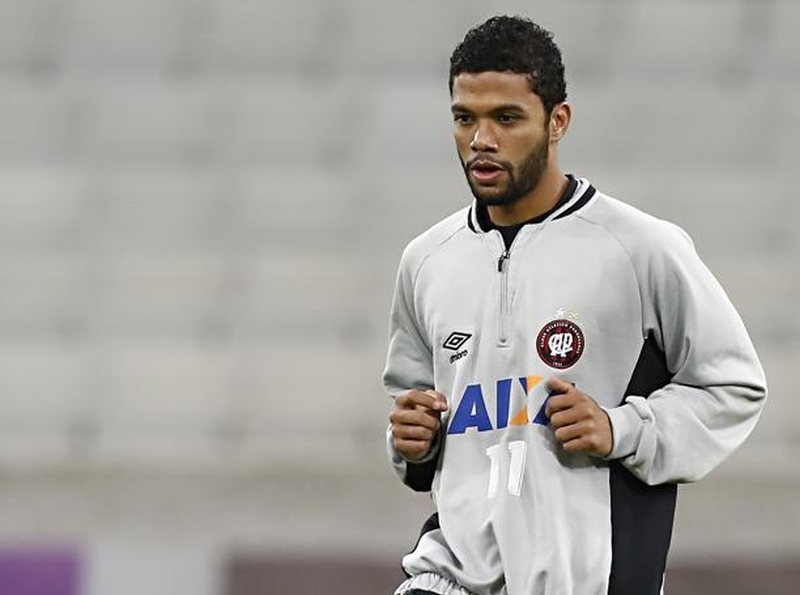 O volante Otávio é uma das opções do técnico Doriva para substituir Douglas Coutinho | Felipe Rosa / Tribuna do Paraná